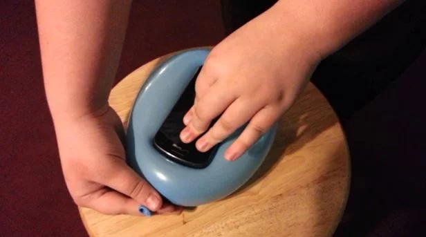 Put a quick phone cover in your favorite color using a balloon (hacks for your smartphone)