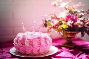 Cakes and Flowers – Combination of a Perfect Gift