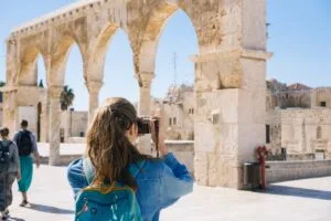Tech-Savvy Travel: The Best Gadgets and Apps for the Modern Explorer